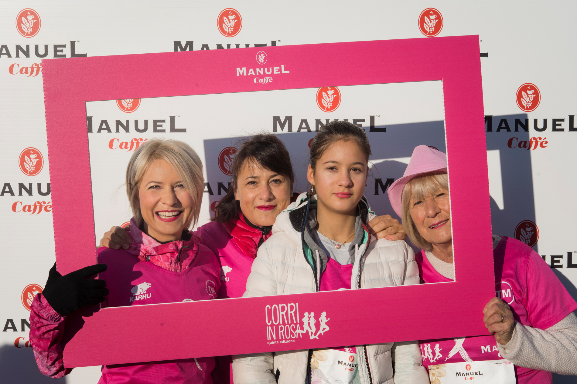 MANUEL CAFFÈ AL FIANCO DELLE DONNE ALLA  “CORRI IN ROSA” PER PROMUOVERE LA SOLIDARIETA’ AL FEMMINILE