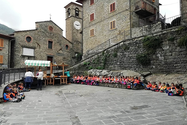 Raggiolo a misura di bambino: 300 studenti nel mondo della castagna