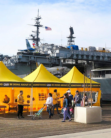 La tenda dei Ministri Volontari di Scientology sul lungomare di San Diego, California