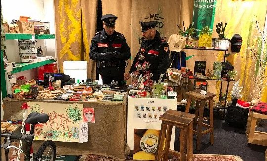 Arrestato il titolare di un “canapa shop”: spacciava marijuana “vera” oltre a quella “light”