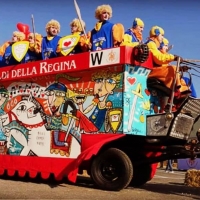 Il carro da getto del Carnevale di Ivrea dipinto dall'artista Siviglia