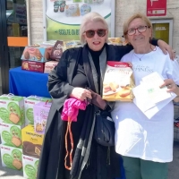 Dolcetti pasquali per gli anziani dai volontari La via della felicità