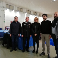 “Legalità e senso civico nella circolazione stradale”: una conferenza per oltre 400 studenti del Liceo G. Galilei di Gozzano