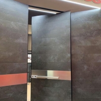 OIKOS E LAMINAM: BINOMIO VINCENTE AL CERSAIE 2019; La lastra ceramica nelle finiture Ossido Nero, Seta Or e Liquorice regala  allo stand eleganza e imponenza