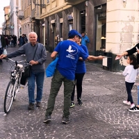 L’opuscoli sui diritti umani distribuiti a Senigallia