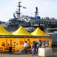 La tenda dei Ministri Volontari di Scientology sul lungomare di San Diego, California