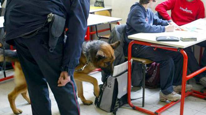 Lo spaccio di droga nelle scuole