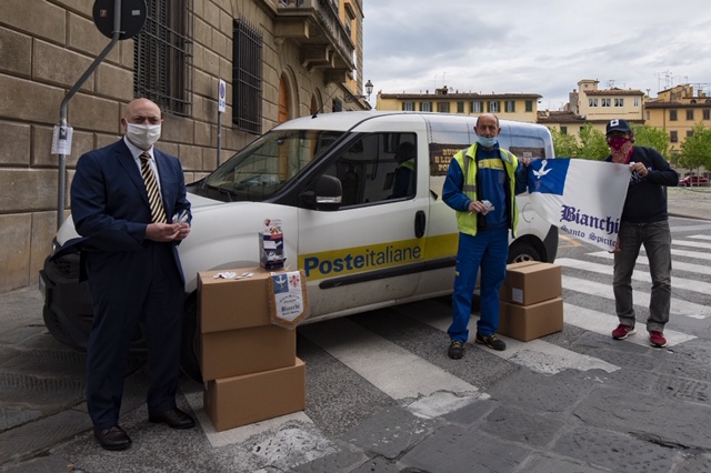 I Bianchi di Santo Spirito donano gel monouso ai portalettere di Poste Italiane