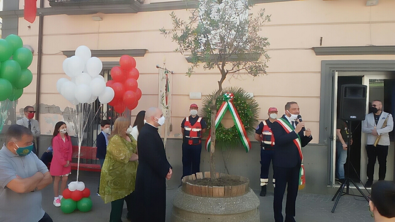 - Brusciano Festa della Repubblica con il Sindaco Peppe Montanile ed il Parroco Don Salvatore Purcaro. (Scritto da Antonio Castaldo)