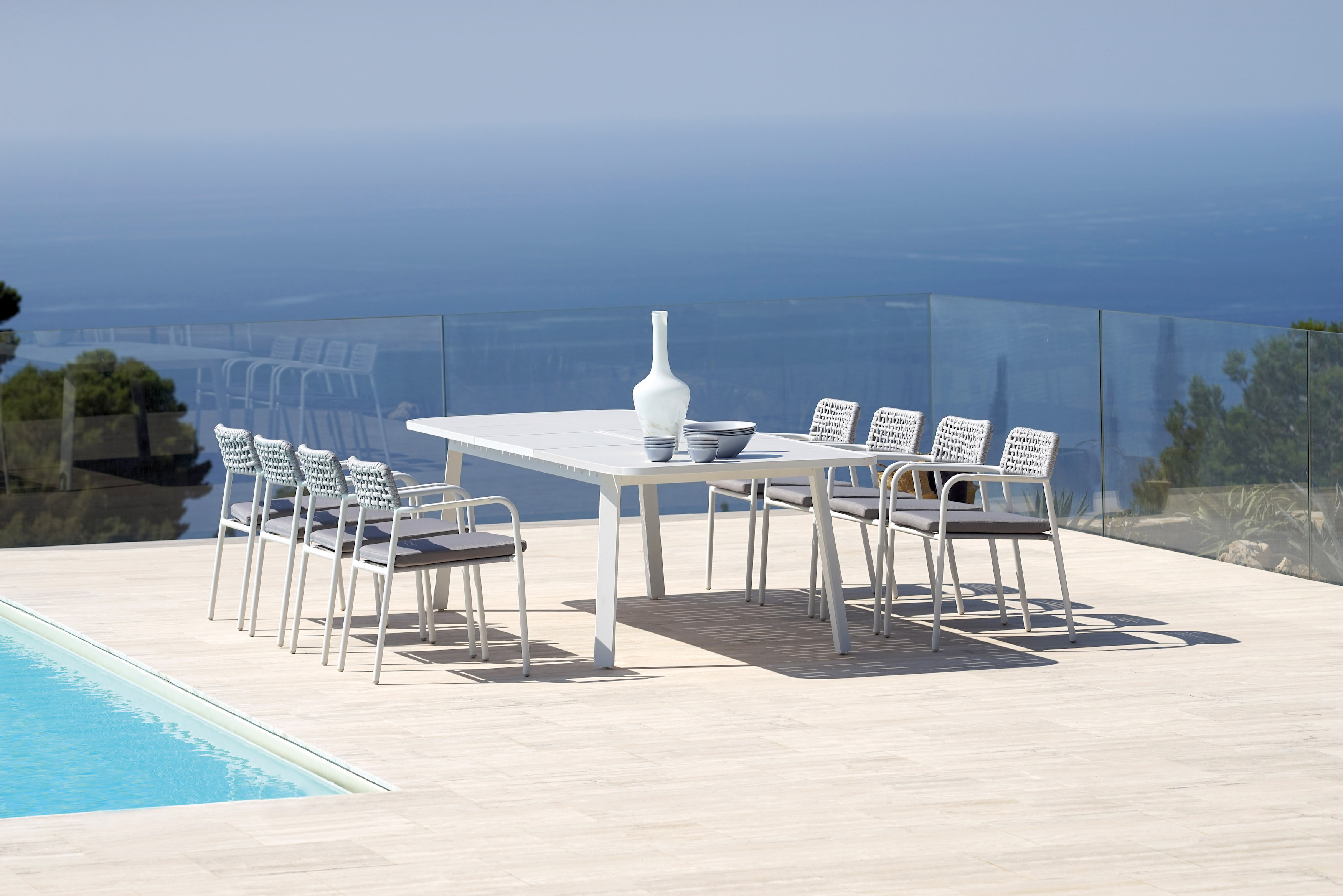 Tavolo Detroit e sedia Oklahoma di Moia – Your Home Outdoor. Il dining set moderno per un outdoor dinamico ed elegante.