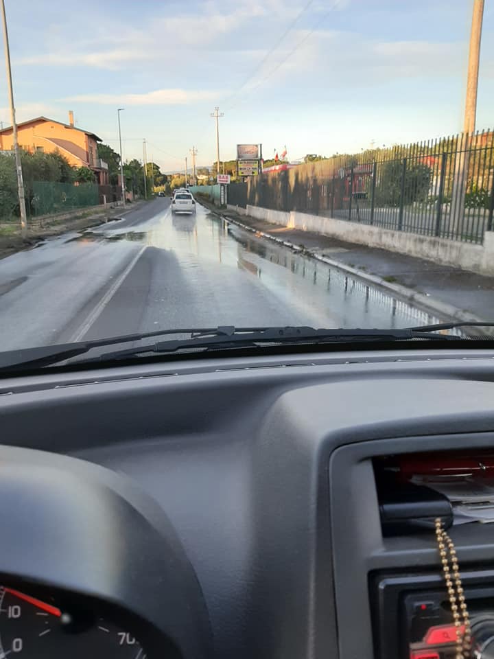 Carlo Spinelli IDD denuncia grosse perdite di acqua su via di vermicino