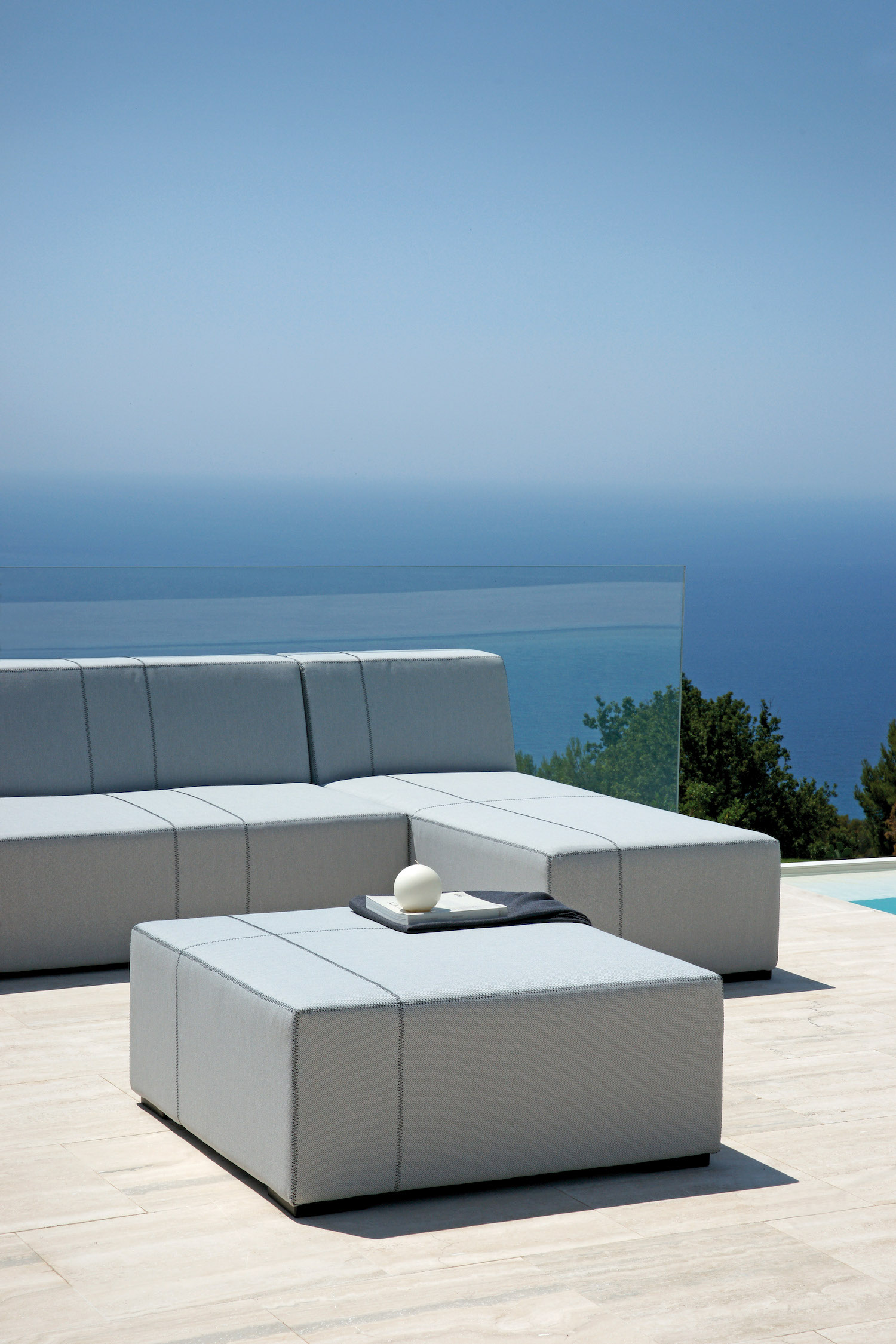 Corner Set Cleveland di Moia – Your Home Outdoor. Sobria eleganza per il giardino contemporaneo.