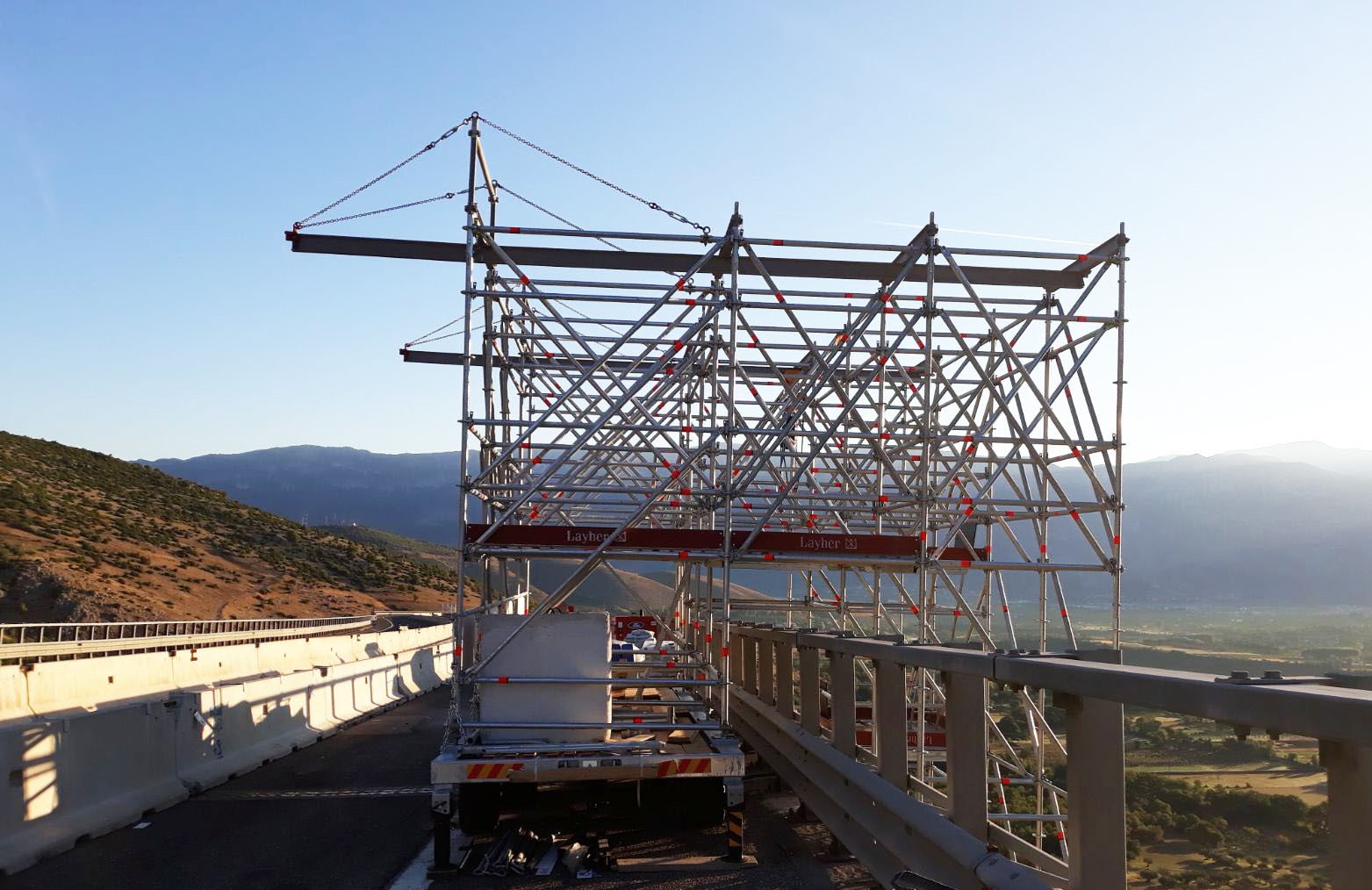 Code in autostrada per i lavori in corso, nasce il primo ponteggio “in movimento” che non ferma il traffico stradale. Una rivoluzione nel campo dei cantieri stradali che riduce tempi e costi anche del 30%