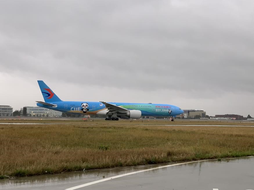 Arrivato a Londra il primo aereo al mondo a tema CIIE lanciato da China Eastern Airlines 