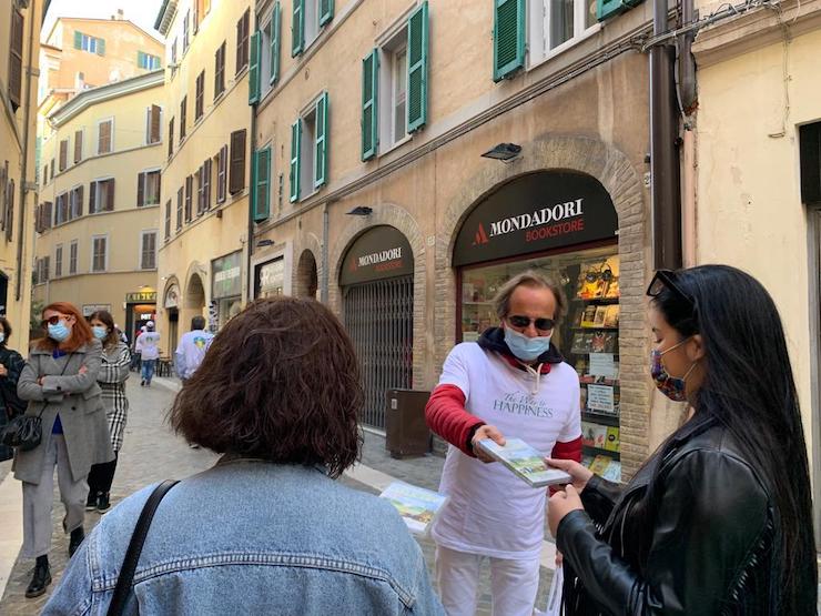 Volontari la via della felicità hanno distribuito i dvd de La via della felicità nel capoluogo marchigiano.