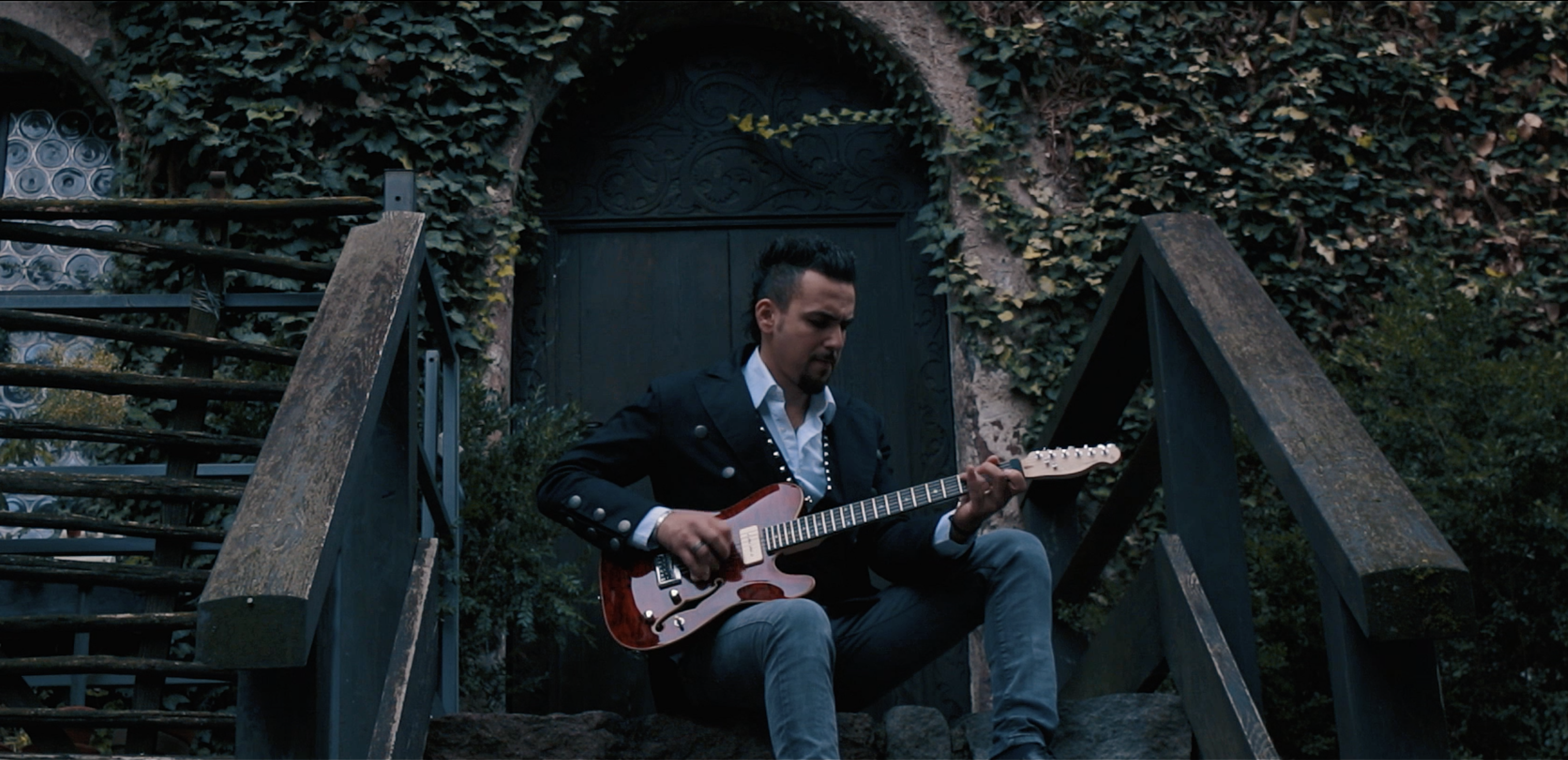 Il nuovo videoclip di FRANCESCO MONTANILE - OLD WALLS