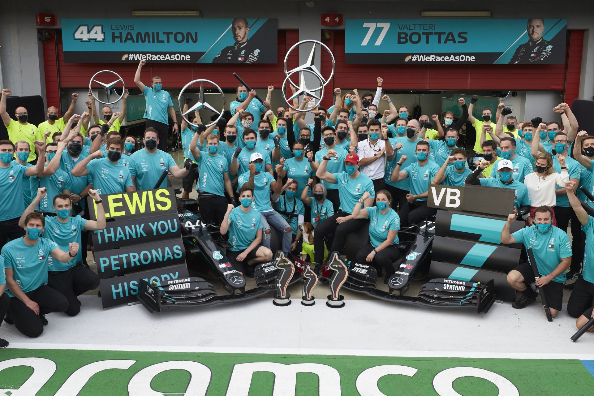 Wolff, Hamilton e Bottas all'unisono: grazie PETRONAS! Per la settima storica doppia vittoria consecutiva nel campionato mondiale di Formula 1®