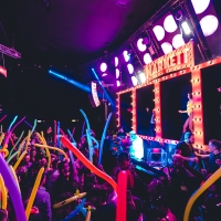 Donoma Club, ritorna MARKETT con POPSTAR: il party che accende le vetrine e rende il pubblico protagonista 