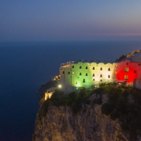 Costiera Amalfitana – Il Monastero Santa Rosa s’illumina del Tricolore