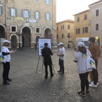 Volontari a Senigallia uniscono la comunità con i precetti de La via della felicità  