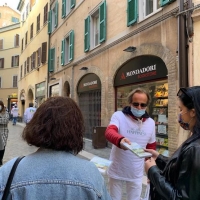 Volontari la via della felicità hanno distribuito i dvd de La via della felicità nel capoluogo marchigiano.