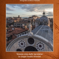 Venezia inedita fotografata da Marco Sabadin vista dalle sue statue nel libro “Sguardi di pietra” 