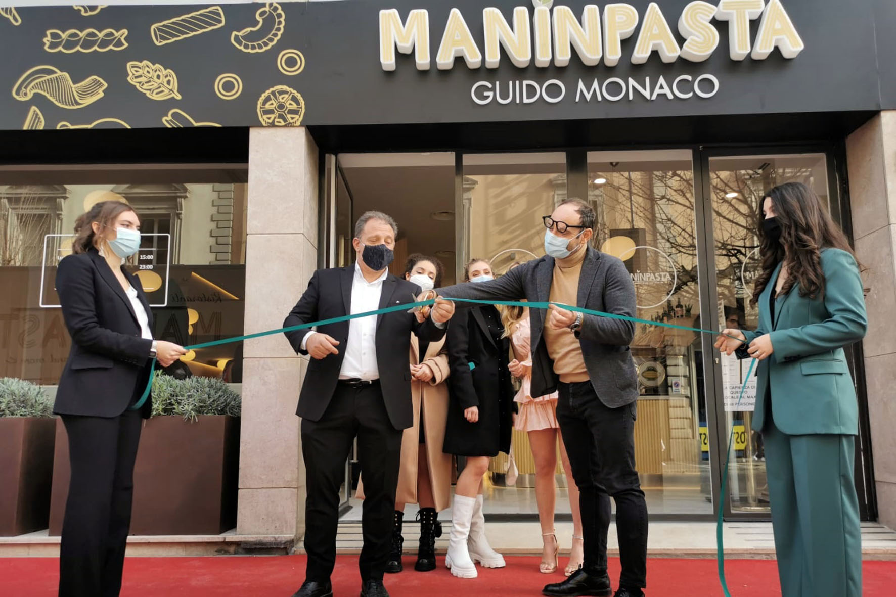 Taglio del nastro per il nuovo ristorante Maninpasta Guido Monaco