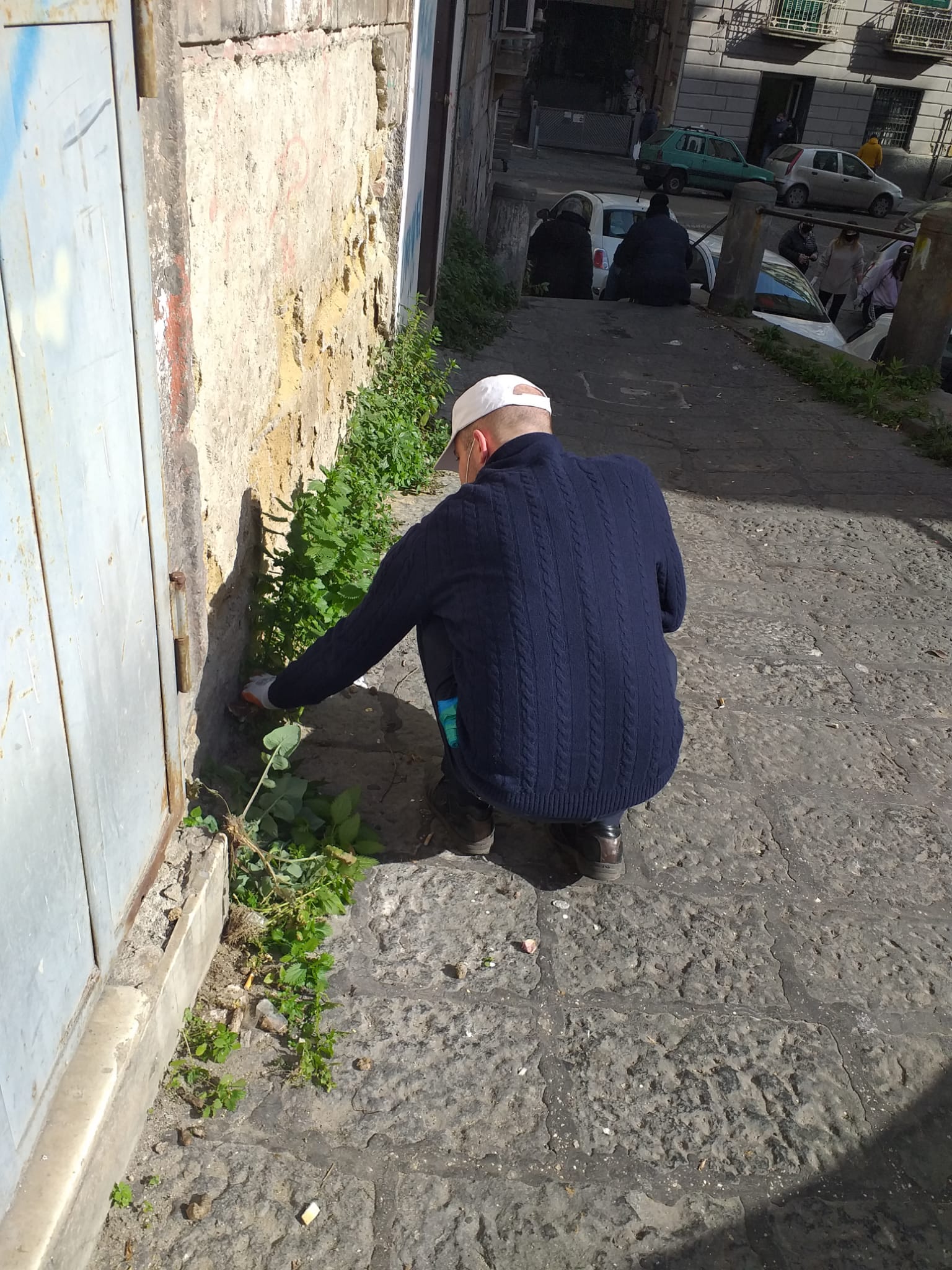 I volontari ripuliscono l'area di Piazza Settembrini a Napoli