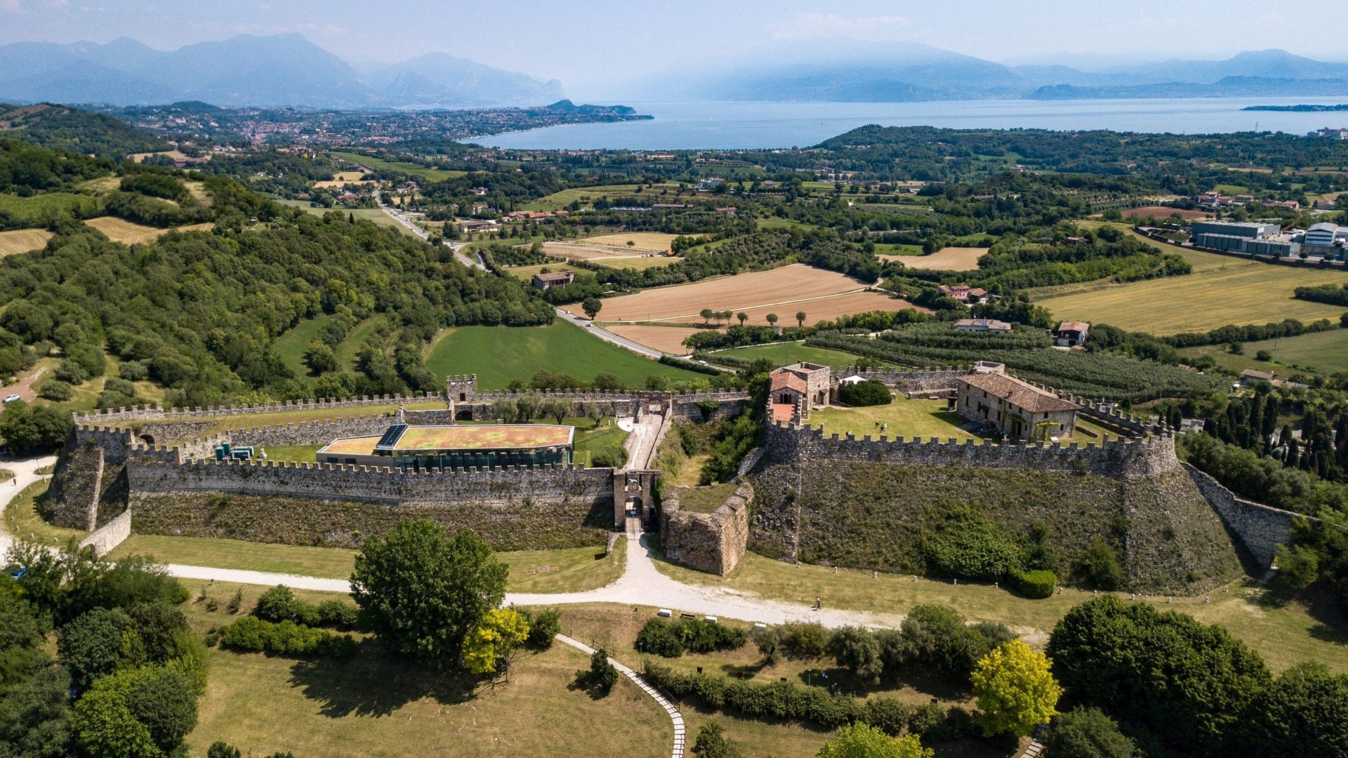 17 marzo – La Rocca di Lonato del Garda si illuminerà di verde in occasione del Global Greening che vede coinvolti circa 440 importanti siti di tutto il mondo