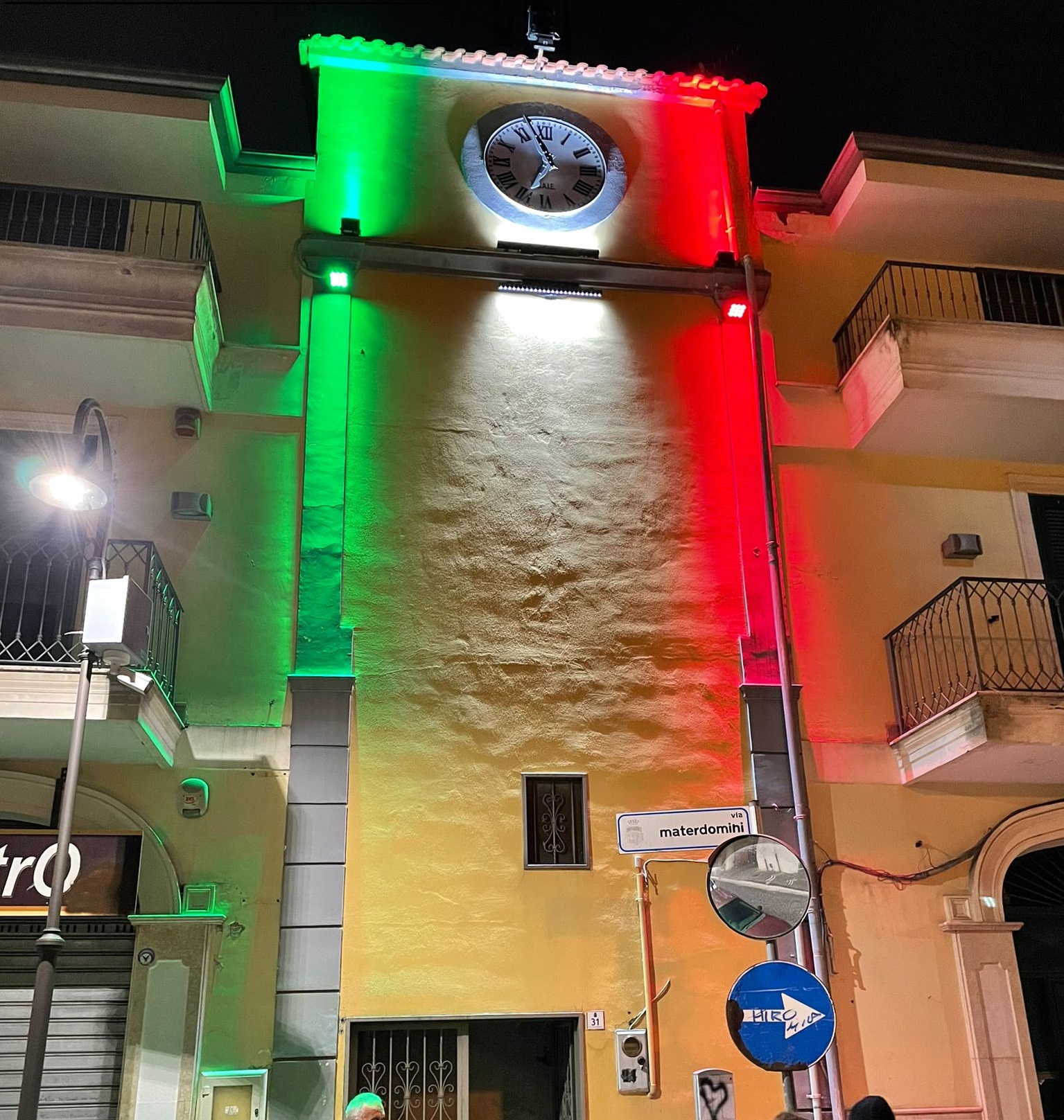 - Mariglianella, Manifesto e illuminazione tricolore dell’orologio storico per la Celebrazione dell’Unità Nazionale.