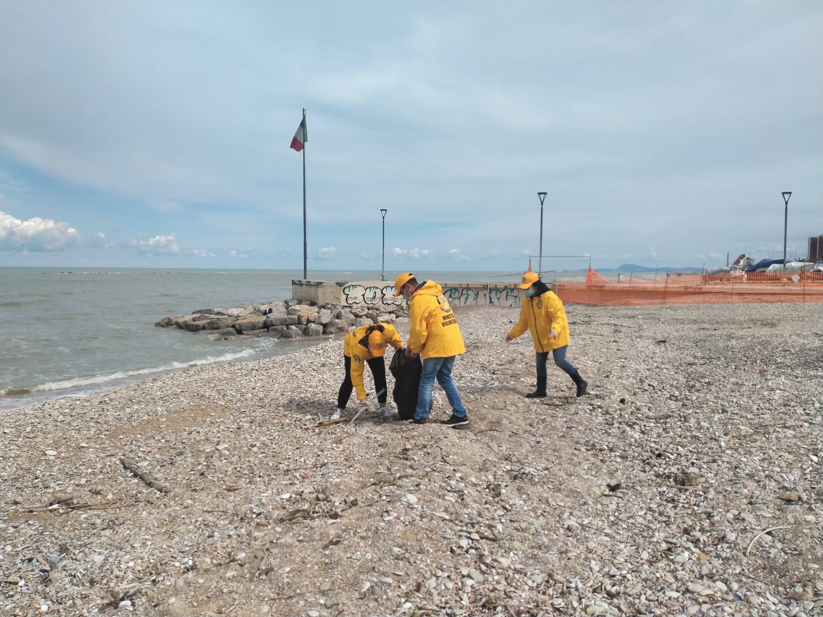 Marotta: I volontari rimuovono oltre 25 kili di spazzatura dalla spiaggia libera di ponente.  