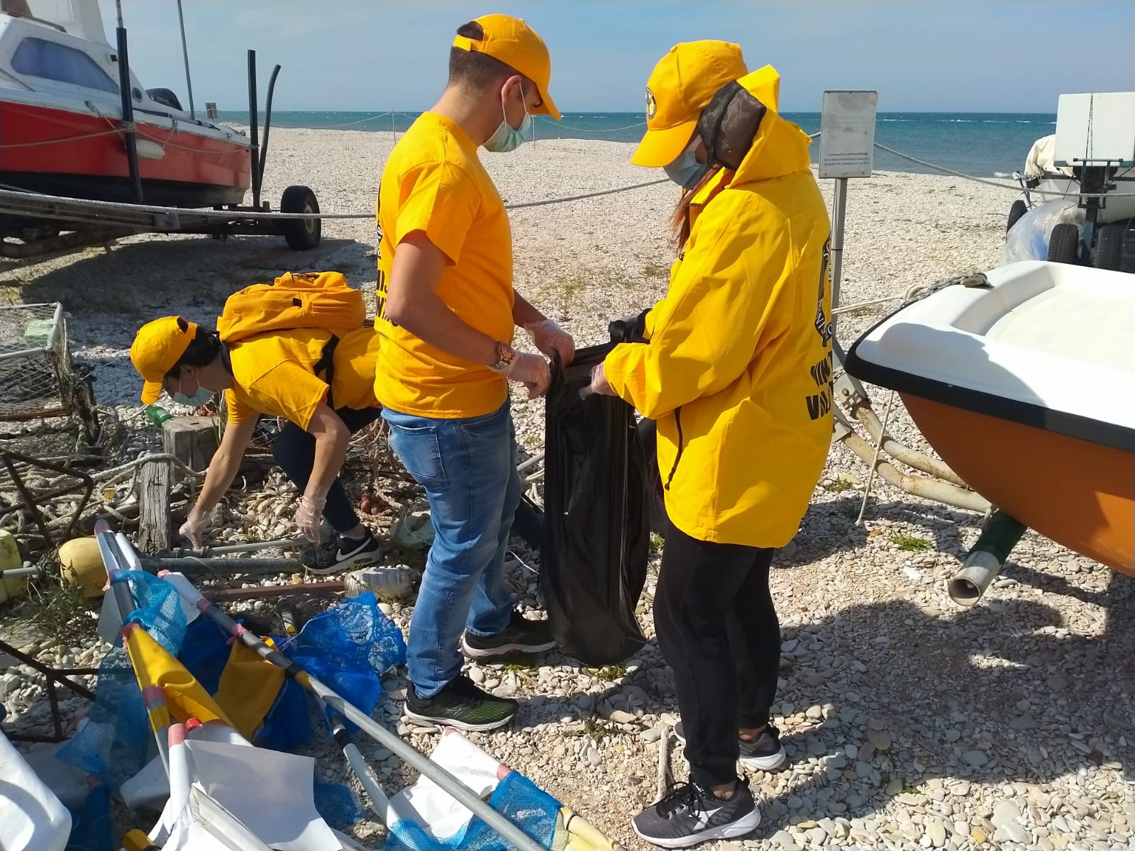  Con un paio di guanti e delle buste: i volontari rimuovono la plastica e sporcizia sull’arenile del  lungomare Nord di Marotta 