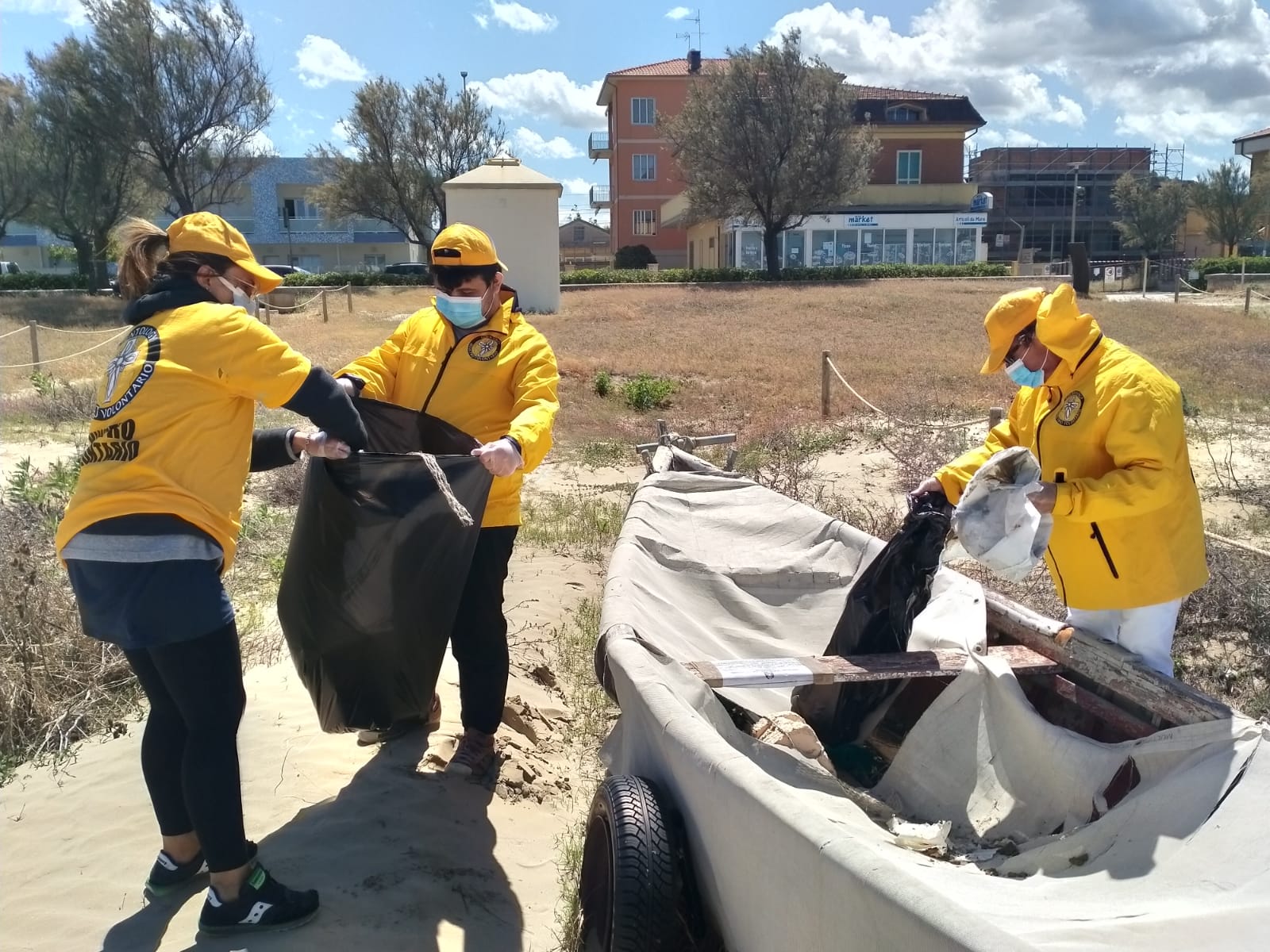 Volontari di Scientology in occasione della Giornata Europea del Mare si sono trovati sul lungomare di levante per ripulire la spiaggia di velluto da plastica e rifiuti abbandonati.