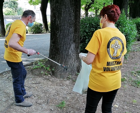 I Ministri Volontari di Scientology e il parco 'di casa' pulito