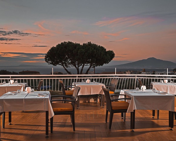 Andrea Gambardella, Carmine Sorrentino e l'art director Nello Simioli @ Terrazza Lounge Bar / Hilton Sorrento Palace, per Sunset Aperitif da sogno, a partire dal 10 giugno 2021