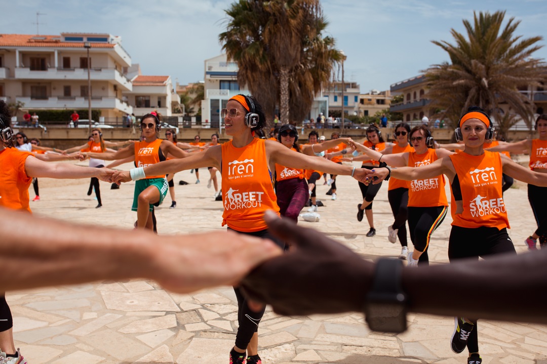 Street Workout a Marina di Ragusa. Dopo i vaccini, torna il fitness musicale in cuffia su strada