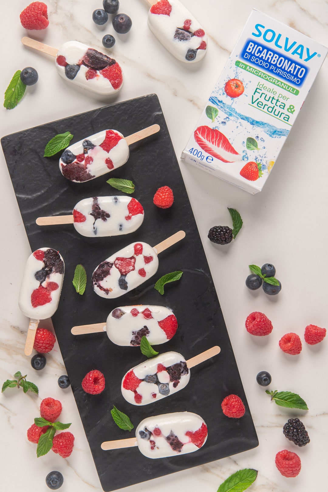 Mini gelati allo yogurt e frutti di bosco: una sana, fresca e gustosa merenda per rifrescarsi sotto il sole