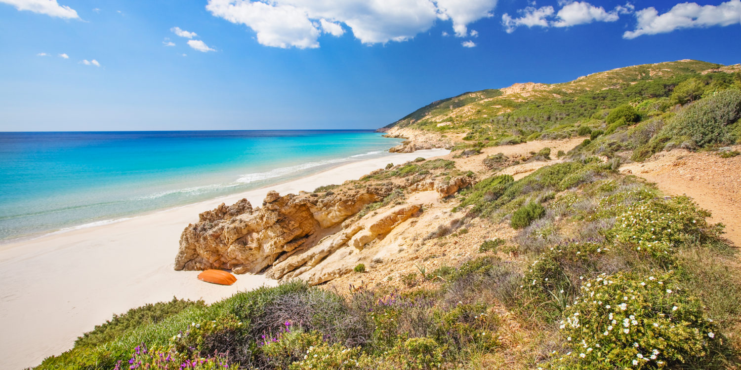 PULA, LE SPIAGGE CARAIBICHE DELLA SARDEGNA SPOPOLANO SU INSTAGRAM (GRAZIE A TEMPTATION ISLAND E AI SURFISTI)