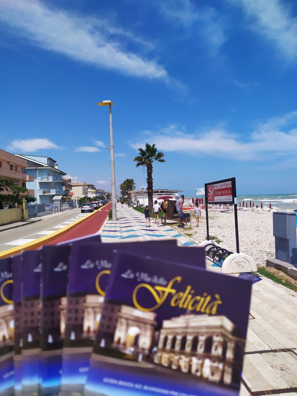 La via della felicità raggiunge la suggestiva Porto Sant’Elpidio   Raggiunti villeggianti e turisti con copie dell’opuscolo La via della felicità.