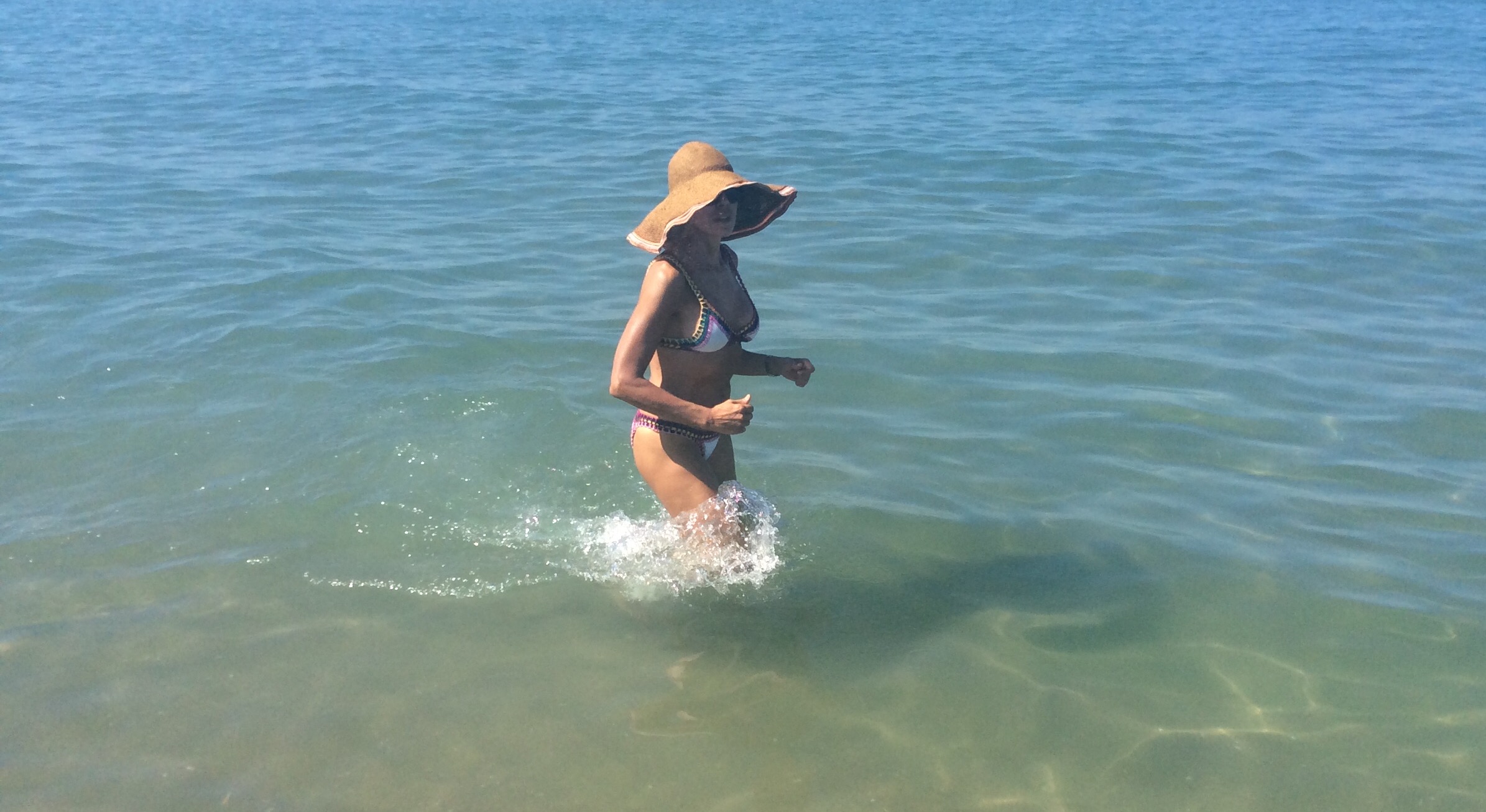 Camminare nel mare fa bene al corpo ed alla mente