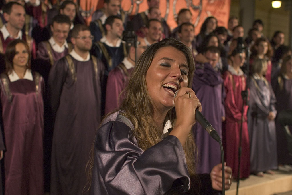 LA CORELLI RENDE OMAGGIO AL GOSPEL CON IL CORO 