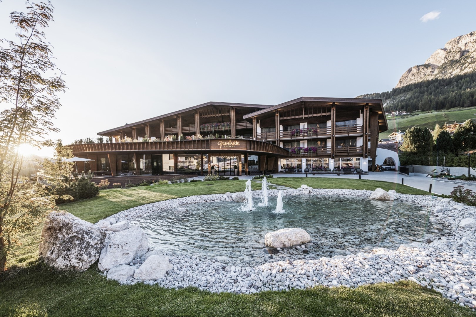 Autunno di benessere e buona tavola all'Hotel Granbaita Dolomites di Selva di Val Gardena per godere lo straordinario spettacolo del Burning Dolomites