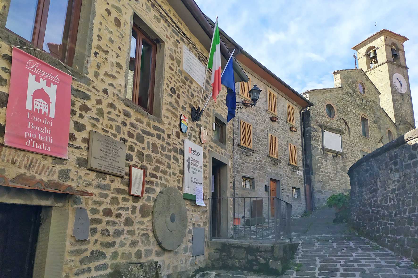 “Raggiolo a cappello”, l’arte di strada invade i vicoli del borgo casentinese