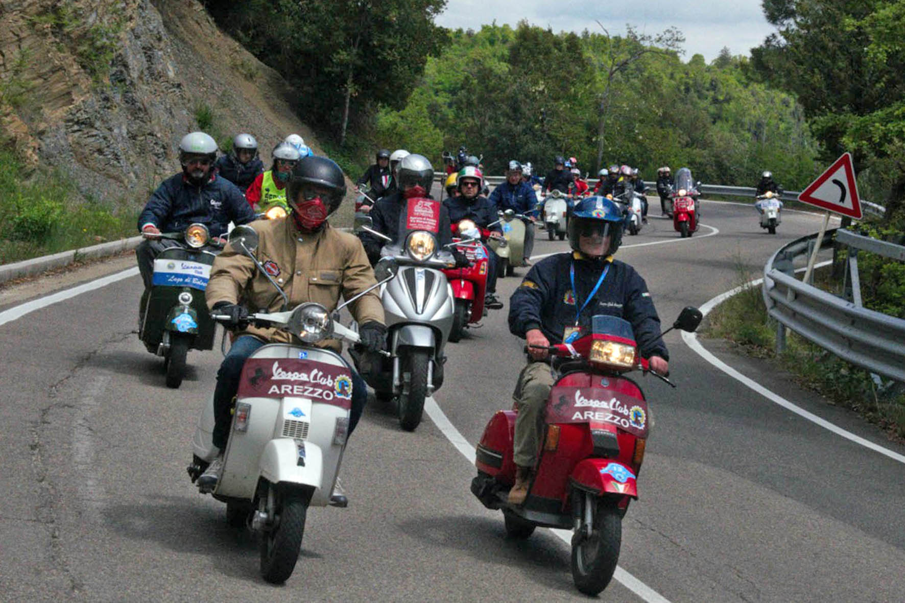 Una carovana di vespisti in sella per il “VespArezzo”