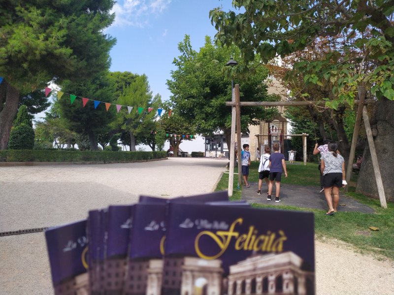 Continua la distribuzione del libricino 'La Via della Felicità, questa volta raggiungendo il centro storico di Montecosaro. 