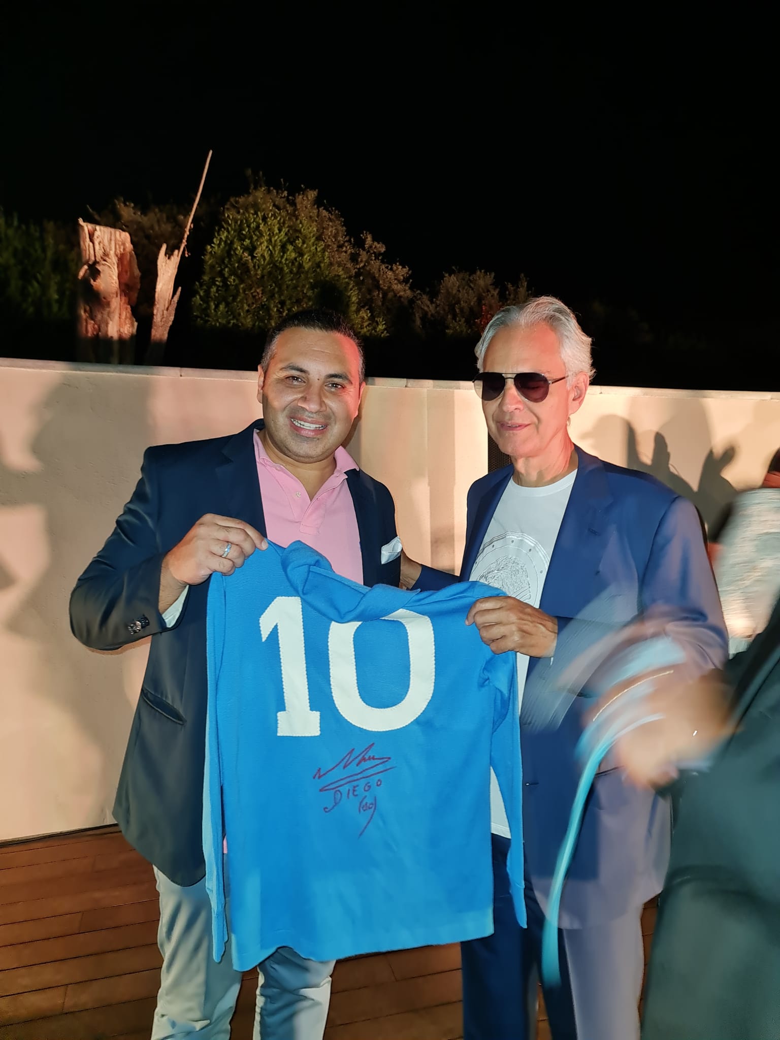 Cimeli Diego Armando Maradona, Antonio Luise dona maglia al Maestro Andrea Bocelli