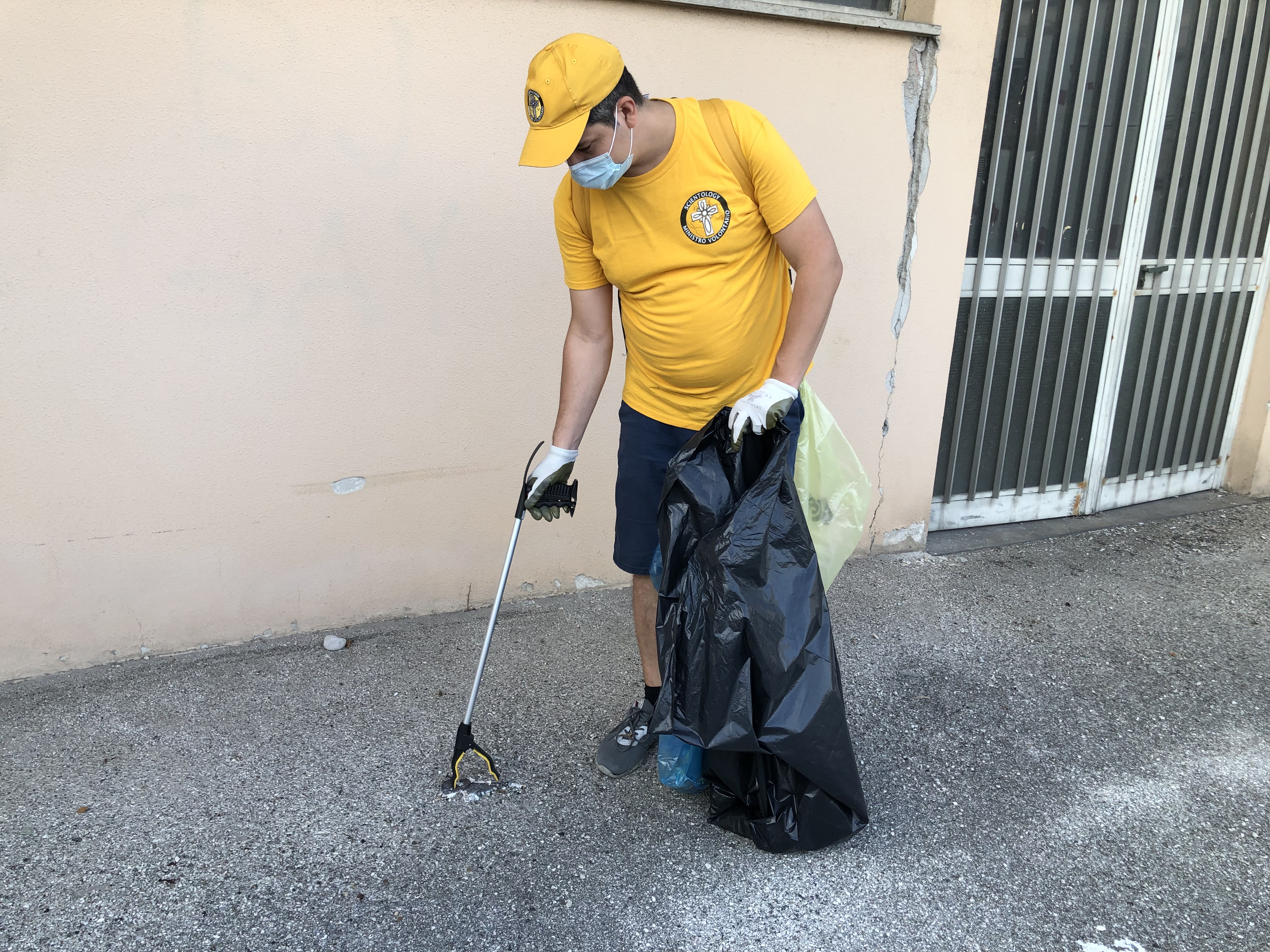 I volontari intervengono nell'area del policlinico