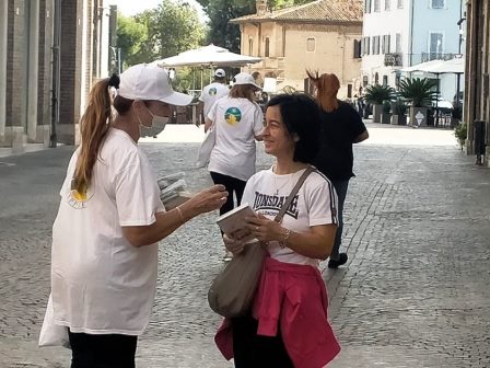 Proteggi e migliora il tuo ambiente: un precetto tratto della via della felicità, distribuita in occasione della giornata mondiale dell’Habitat a Senigallia