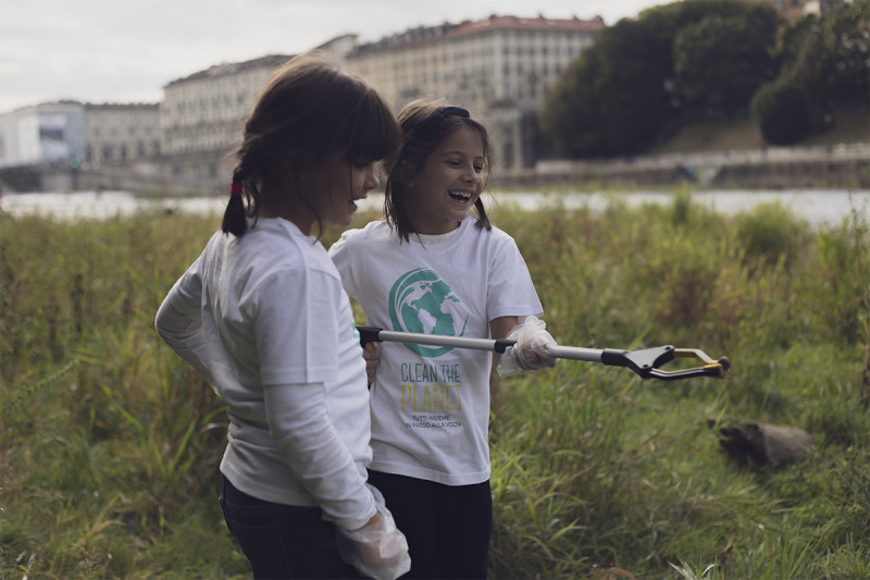 Mezza tonnellata di rifiuti raccolti nel flash-mob di Clean the Planet per ripulire gli argini del Po