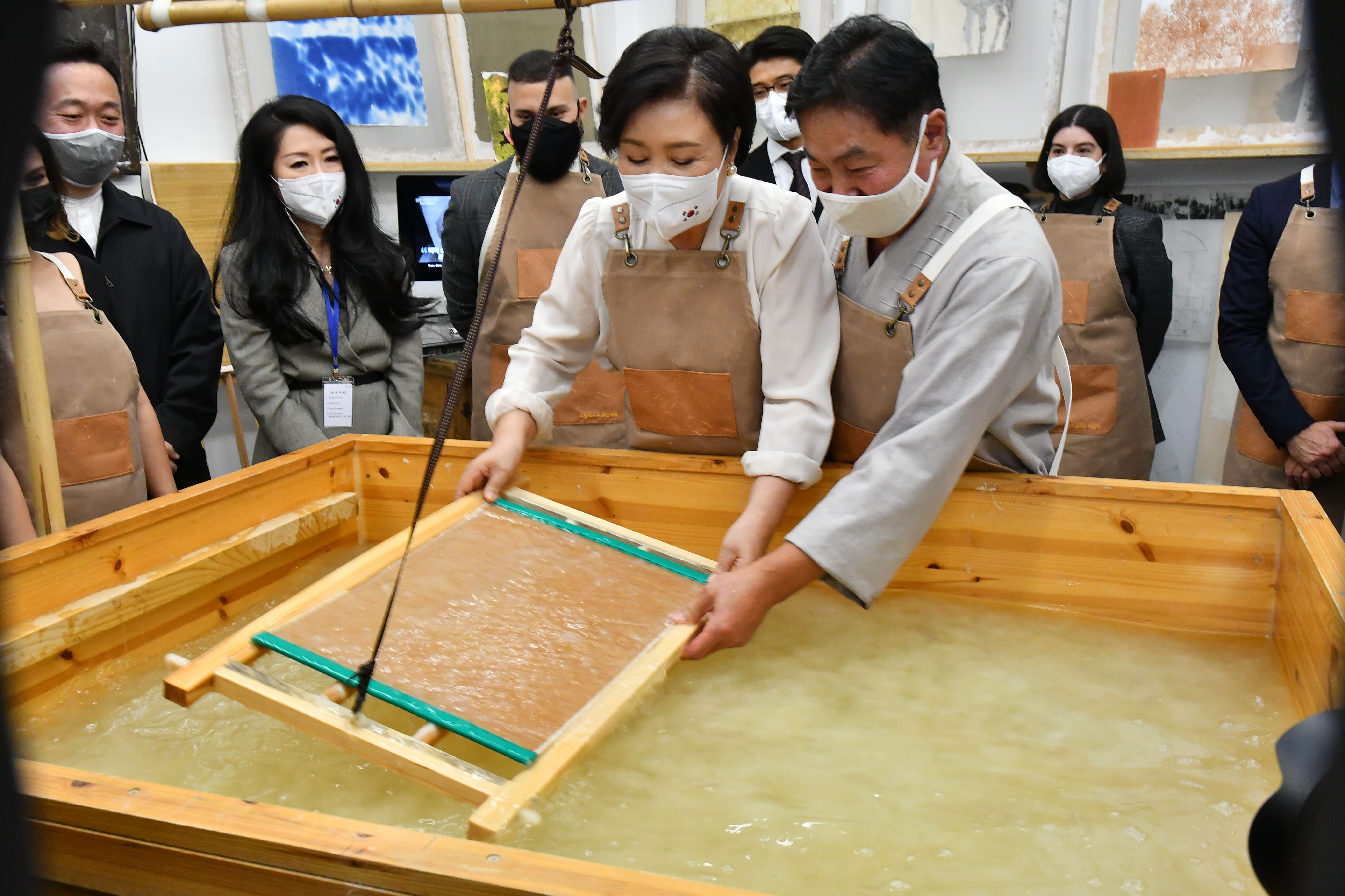 La First Lady della Corea del Sud all'Accademia di Belle Arti di Roma, unico luogo in Italia dove si produce la carta di gelso, Hanji